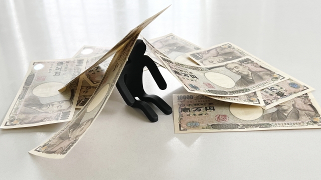 借金を背負う男。富山市で借金返済の相談は無料でできます
