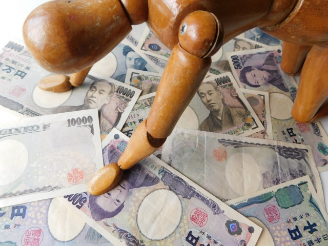 借金を背負う男。飯能市で借金返済の相談は無料でできます