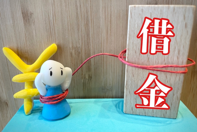 お金を手に頭を抱える。越前市で債務整理の無料相談ができます